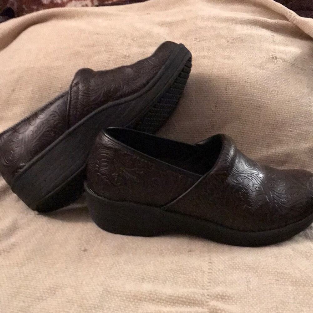 Euc Brown Safe T Step Textured Clogs Size 8 1/2 P… - image 3
